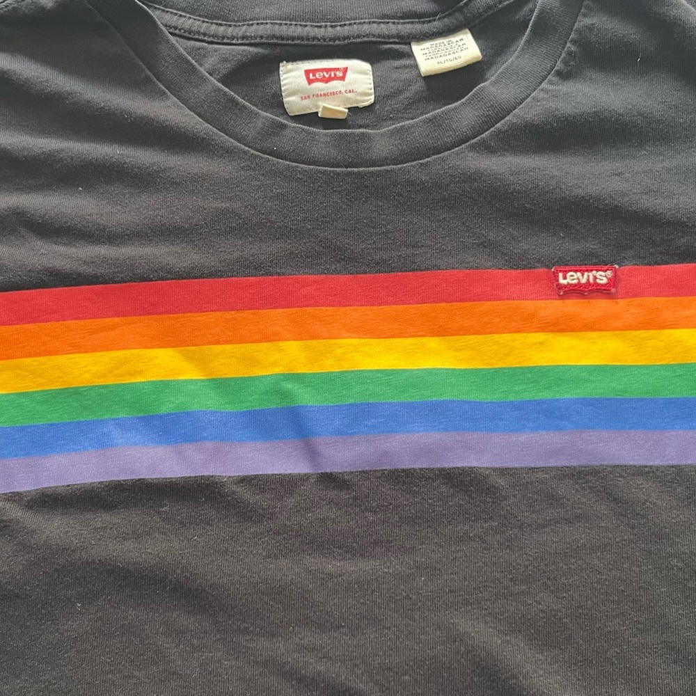 Levi's Black Tee w’ Rainbow Size XL - Picture 2 of 9